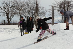 雪板体験をする子どもの画像