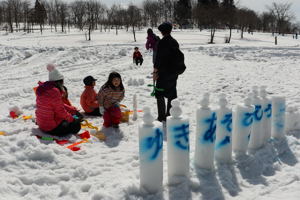 雪で遊ぶする子どもの画像