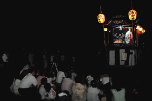 夜の二荒神社境内で披露された巫女爺の画像