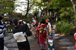 西脇邸の庭園で記念撮影をしている新成人の画像