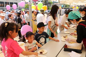 つきたてのお餅をもらう子どもたちの画像