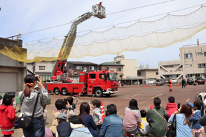 訓練を見守る来場者の画像