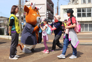 よし太くんとハイタッチをする参加者の画像