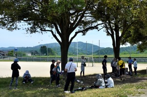 千谷運動公園の木陰で休む参加者の画像