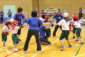 輪になって踊っている子どもたちの画像