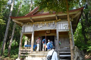 途中の塩殿神社でお参りをする参加者の画像