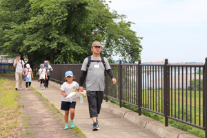 日吉遊歩道を歩く参加者の画像