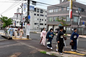 小千谷市街地を着物で移動する参加者の画像