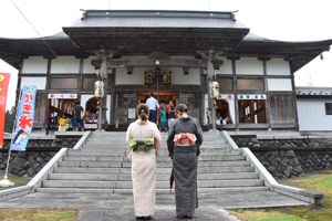 妙高寺と着物姿の女性の後ろ姿の画像