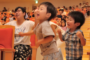 元気に体を動かす子どもたちの画像