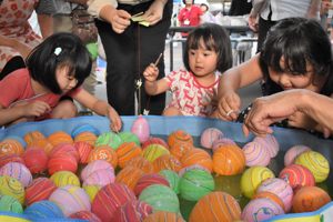 水ヨーヨーを釣っている子どもたちの画像