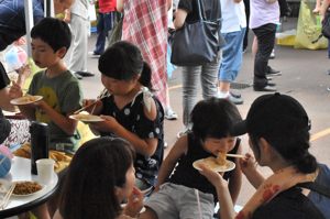 つきたてのお餅を食べる来場者の画像