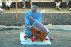 呼び出しによる相撲太鼓の画像