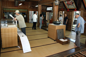 魚沼神社本殿内で宝物を鑑賞する方々の画像