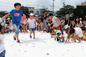 雪上たからさがしゲームをする子どもたちの画像