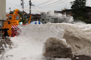 雪のステージを撤去する除雪車の画像