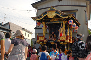 祭り屋台と巫女爺の画像