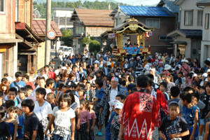 祭り屋台を引く子どもたちの画像