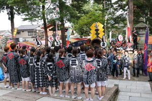 浅原神社に木遣りを奉納する町民の画像