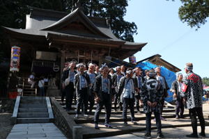 片貝伝統芸能保存会による古式玉送りの画像