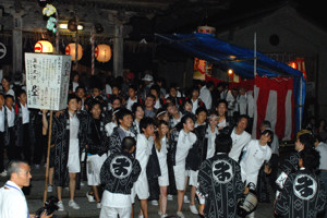 神社で木遣りを奉納する若者の画像