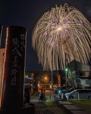 片貝町の魅力を一枚に詰め込んだ、筒と花火の画像