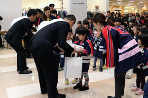 記念品を受け取る園児の画像