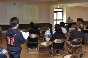 詩を朗読する東小千谷小学校の児童の画像