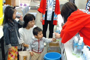 水道水を飲み比べる子どもの画像