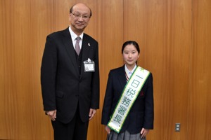 松井教育長と安達さんの記念撮影の画像