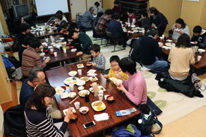 食事会会場の様子の画像