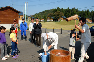 餅つき体験をする子どもの画像