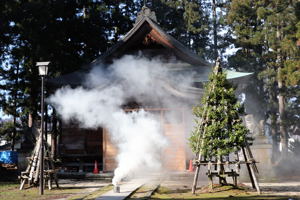 煙に包まれる魚沼神社の画像