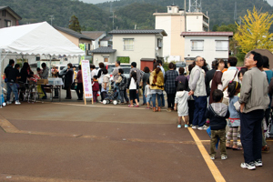 抽選会に並ぶ来場者の画像