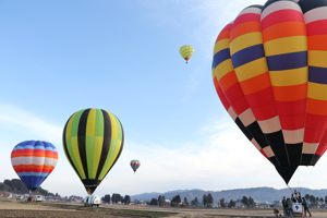 フリーフライトで気球が飛んでいる画像