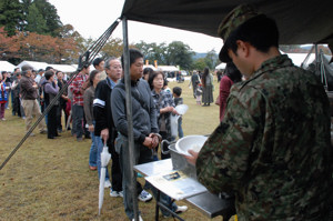 自衛隊炊き出しに並ぶ来場者の画像