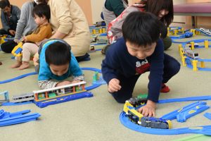 夢中で遊ぶ子どもたちの画像