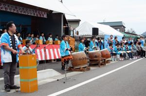 お囃子を披露する東栄町内のみなさんの画像