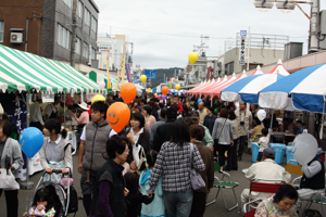 大勢の人が集まった会場の画像