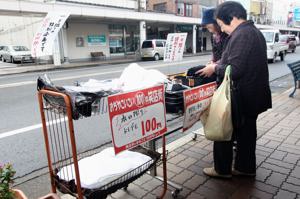 お目当ての商品を探すお客さんの画像