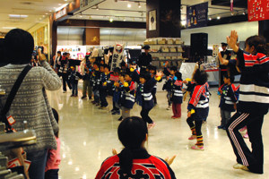 遊戯を披露する東保育園の園児の画像