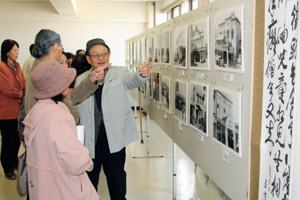 小千谷の古い写真を見る来場者の画像