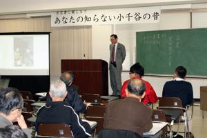 講演する前県立文書館副館長の本井さんの画像