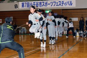 大縄跳びをする参加者の画像