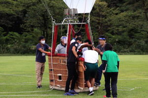 熱気球に乗り込む生徒の画像