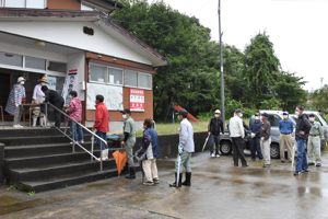 内ヶ巻集落開発センターに避難する住民の画像