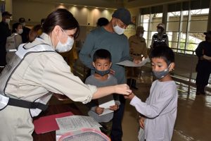 安定ヨウ素剤に見立てた飴を配っている画像