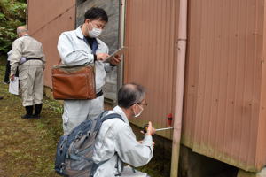 建物の傾きを測っている画像