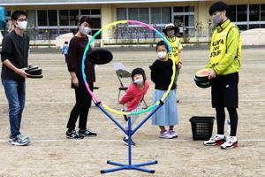 フリスビーを投げる子どもの画像