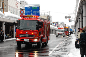 本部前を通過する消防車両の画像